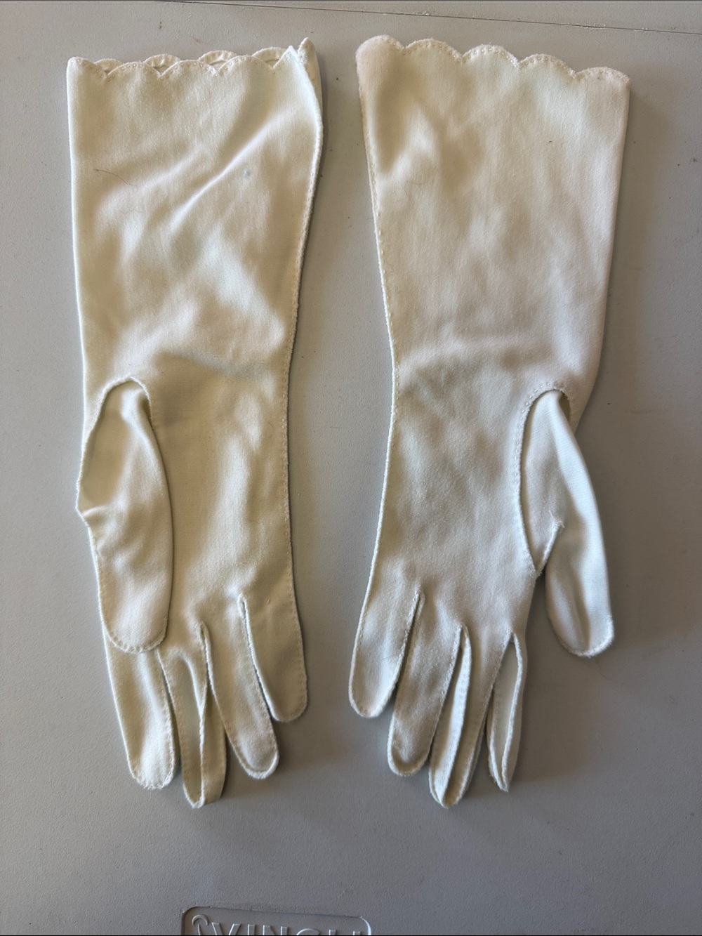 Vintage Cream Scalloped Wrist Gloves